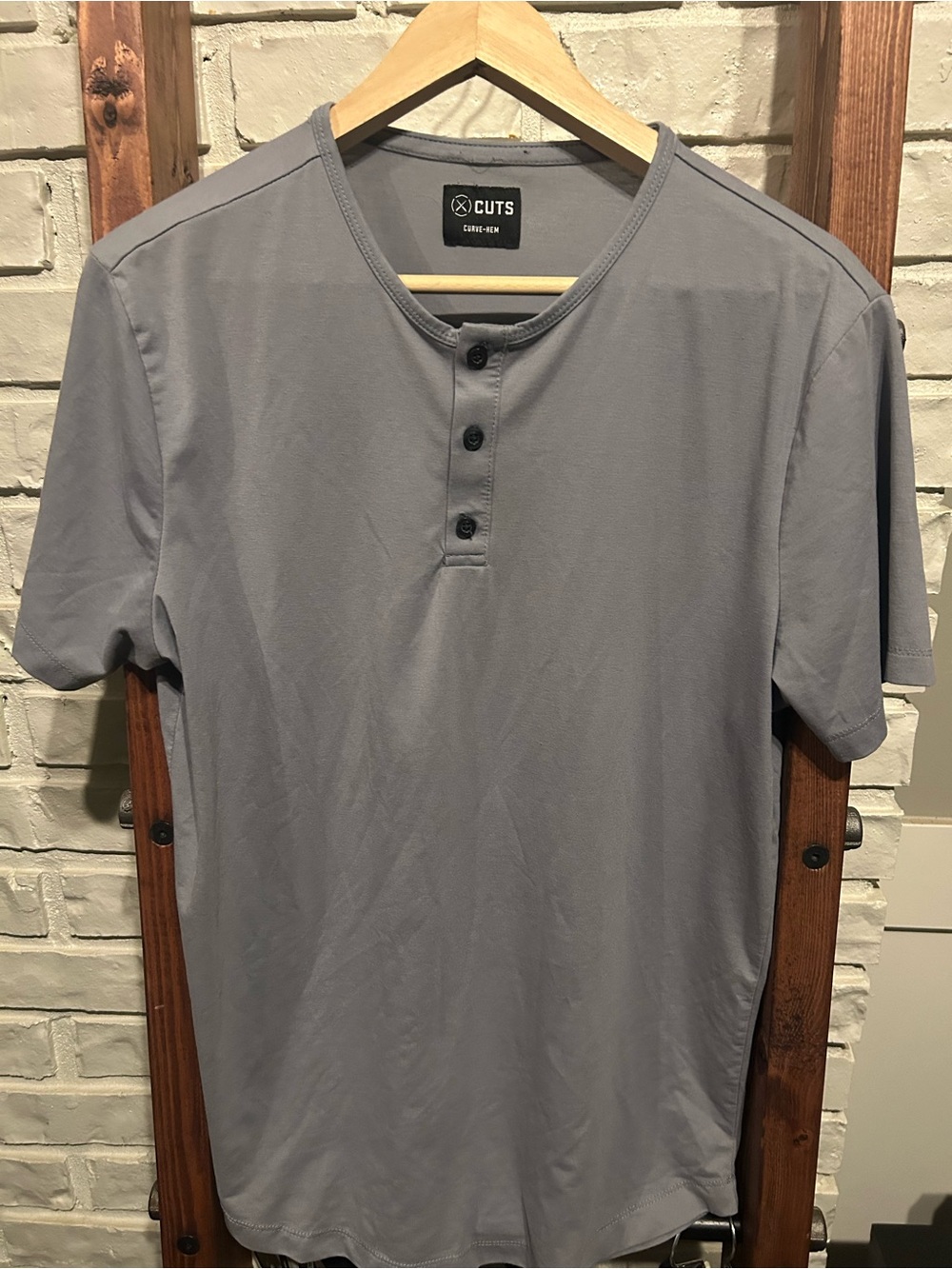 Cuts Clothing AO Short-Sleeve Henley with a Curve-Hem Size L